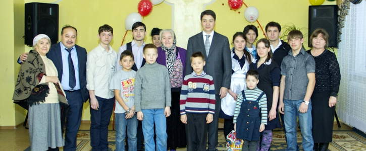 Представитель АО НК "КазМунайГаз" Серик Абденов вместе с детьми в Детском доме "Светоч"